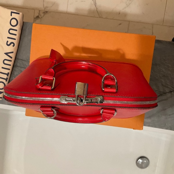 EUC Louis Vuitton Alma PM Epi leather “Cocquelicot” with crossbody strap red - Picture 12 of 16